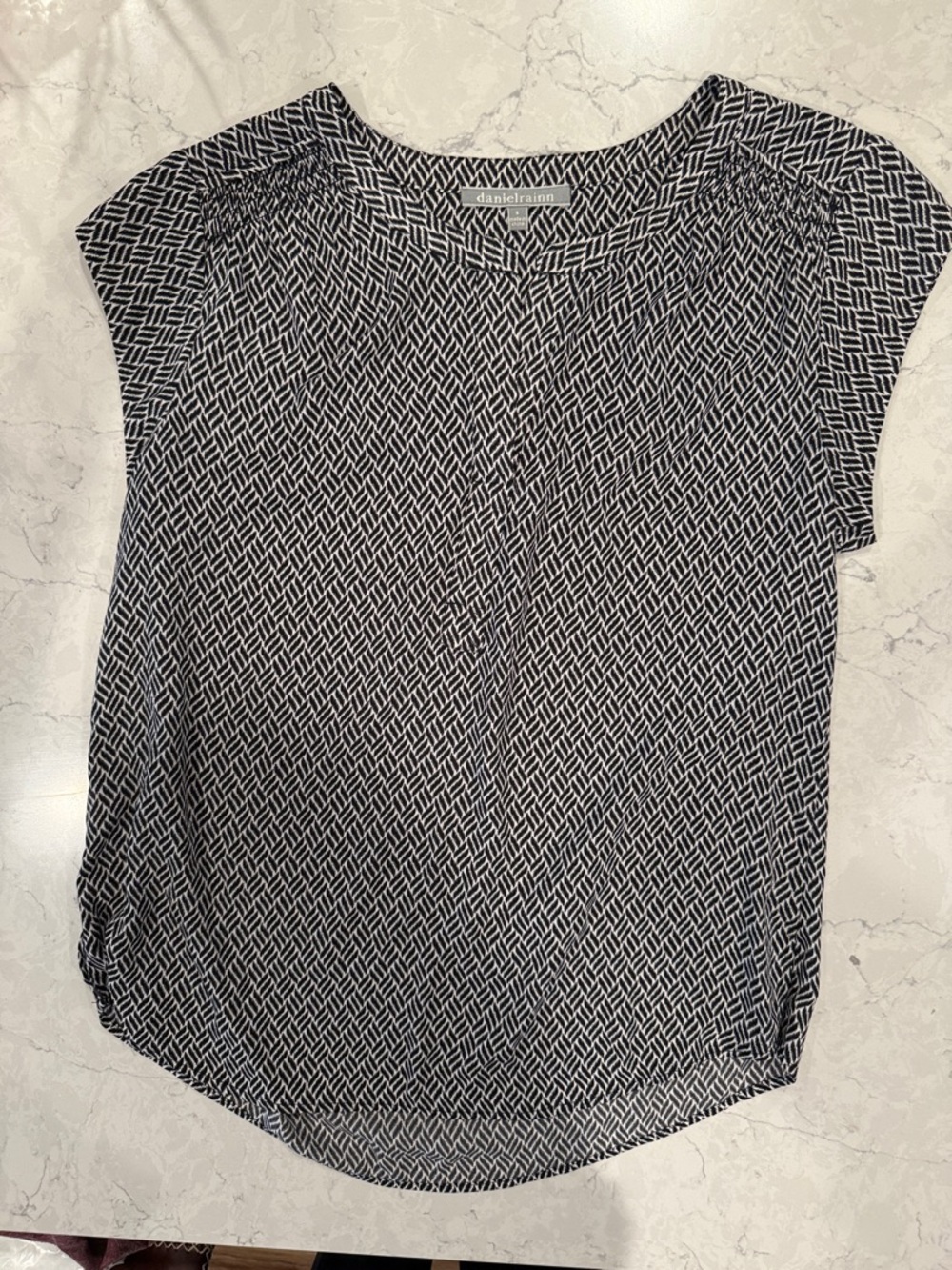 Daniel Rainn Black and White Geometric Cap-Sleeve Top, size small